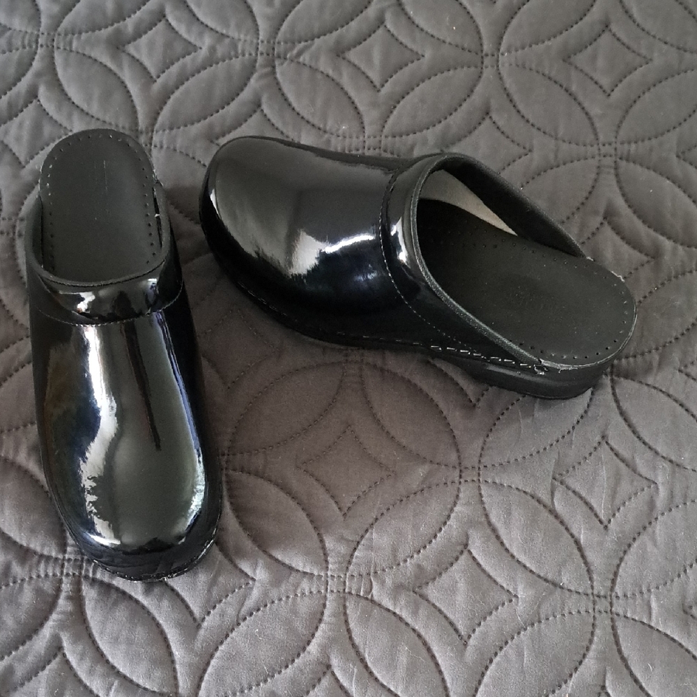 Glossy Black Clogs With Rounded Toe - image 2